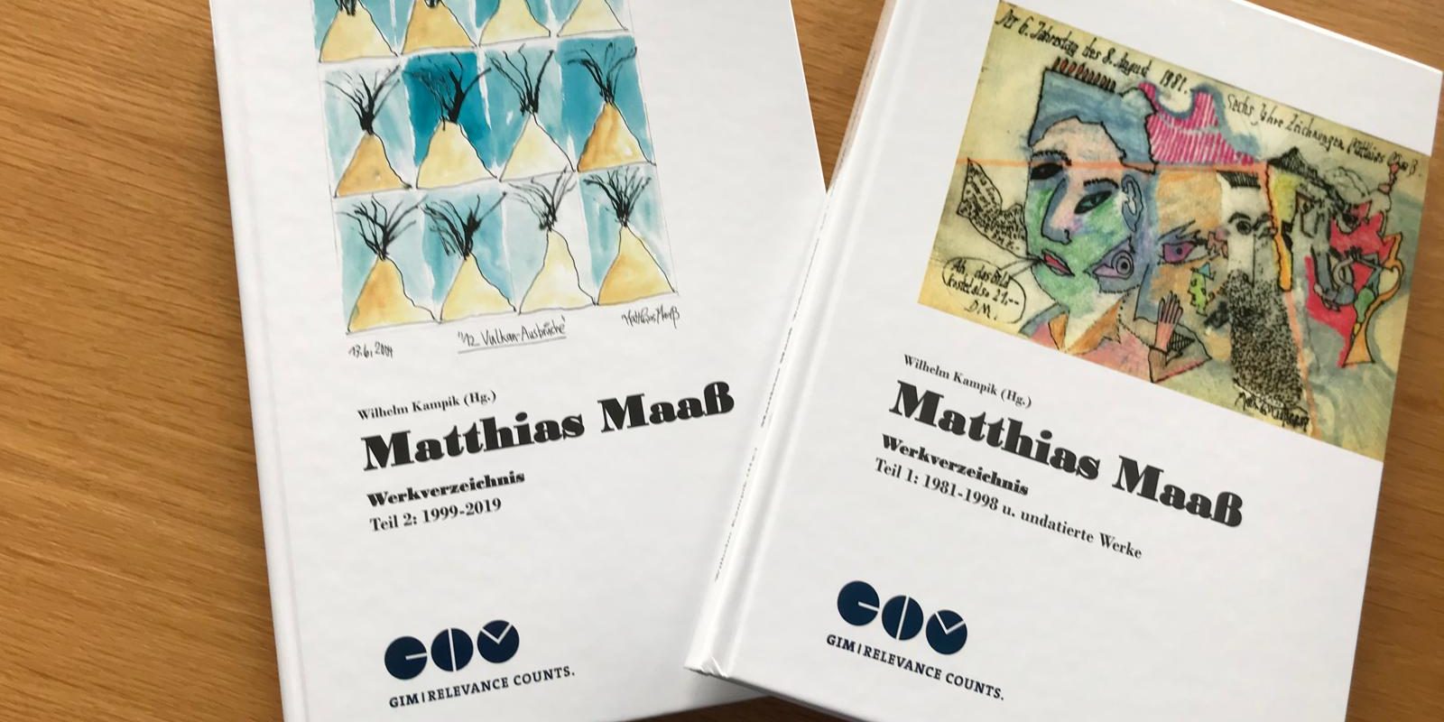 Werkeverzeichnis Zwei Exemplare des Werkeverzeichnisses in gedruckter Form, auf einem Holztisch