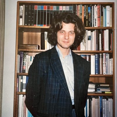 Matthias Maaß vor seinem Bücherregal